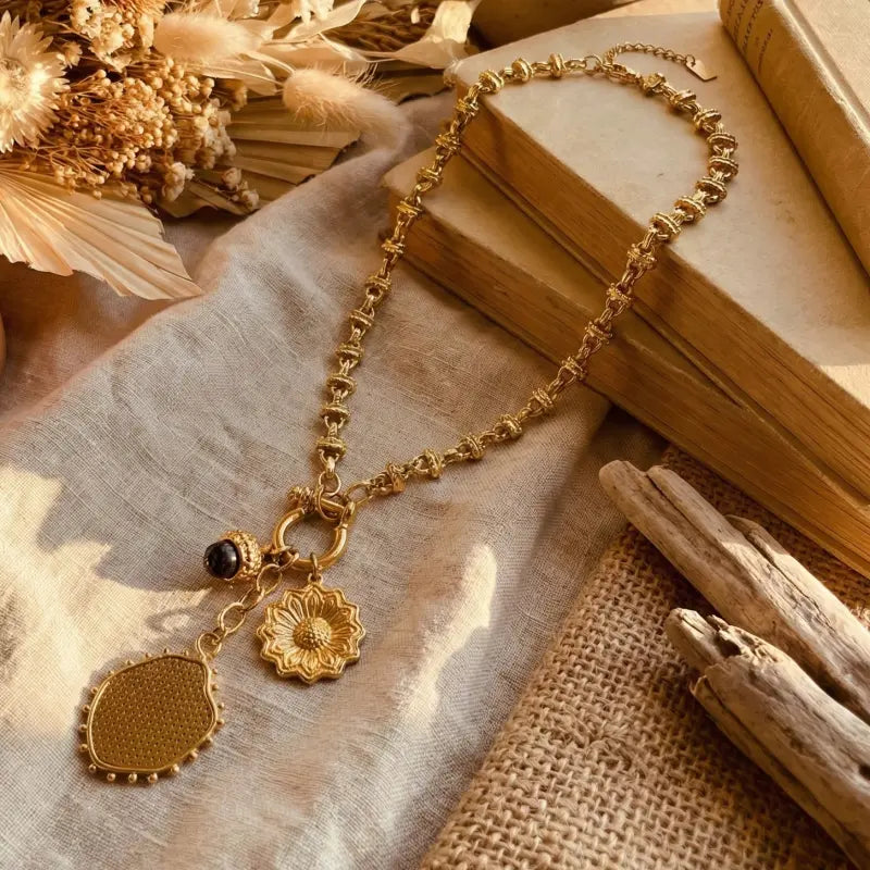 COLLIER LEONIE