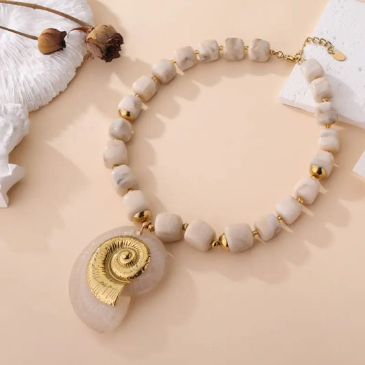 COLLIER LYANA